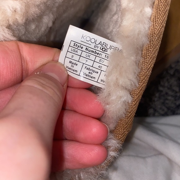 Size 9 Uggs - Picture 4 of 4